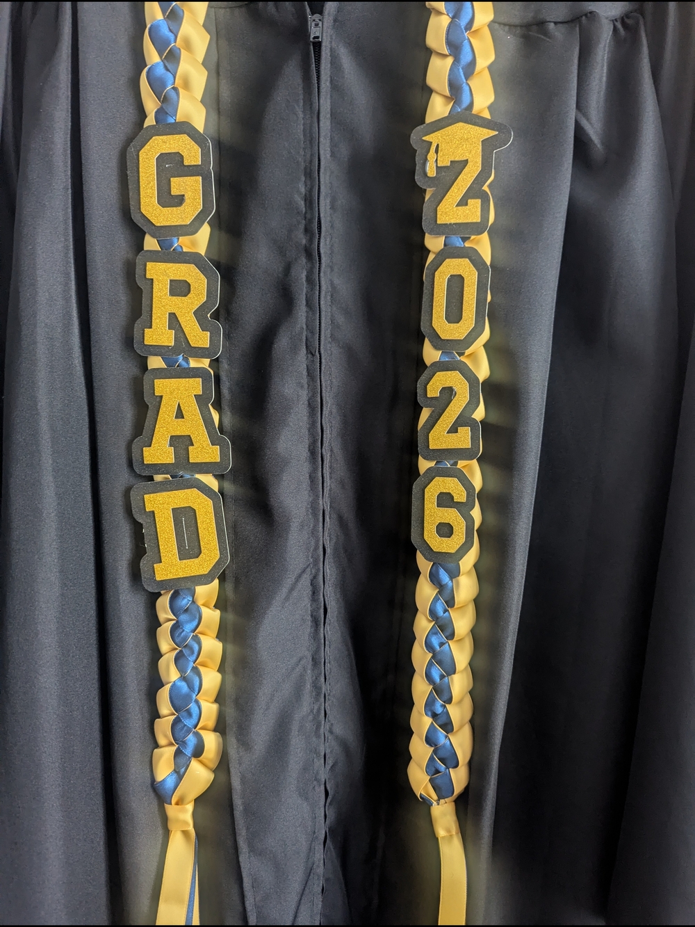 Graduation Ribbon Lei with 'GRAD' and '2026' Lettering - Blue & Gold